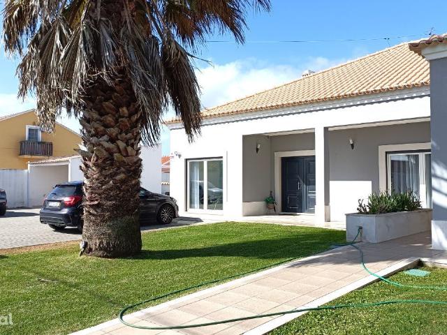 Moradia trrea isolada T4+1 | Piscina | Logradouro