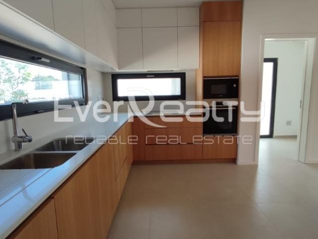 Moradia térrea isolada T4 nova em Oliveirinha