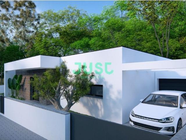 Moradia térrea, isolada, T3 com garagem e lavandaria em Fernão Ferro Pinhal General