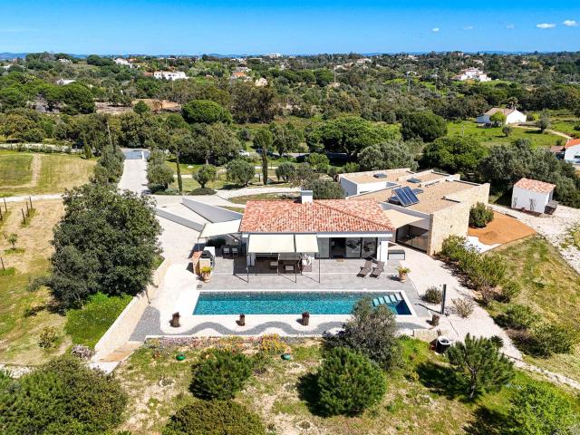 Moradia térrea moderna com piscina e amplo terreno 332m² Lagoa e Carvoeiro