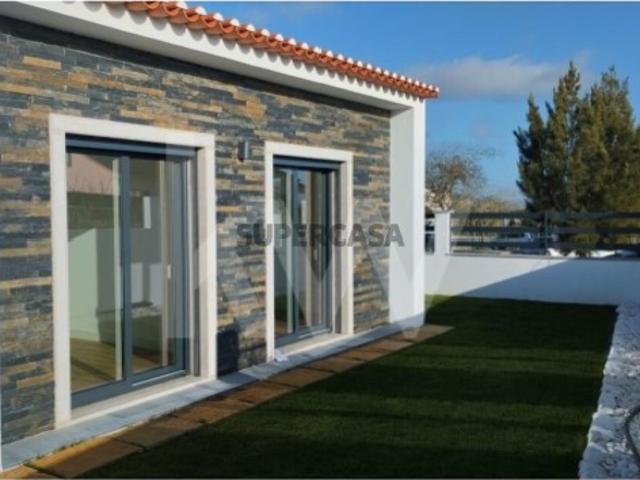 Moradia térrea na Vila da Terrugem entre Mar e Campo
