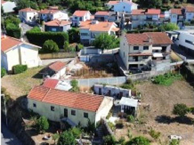 Moradia térrea para reconstrução no centro de Valongo