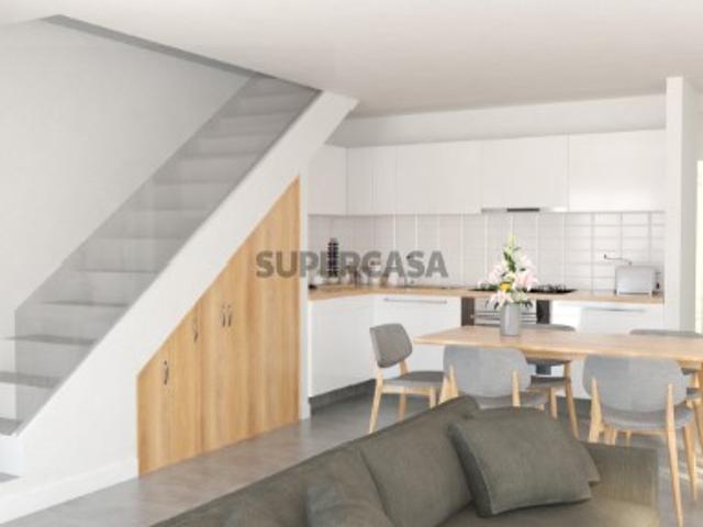 Moradia térrea para reconstruir com projeto de arquitetura para dois quartos, em Alqueidão, Coz