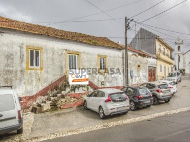 Moradia T3 térrea para recuperar