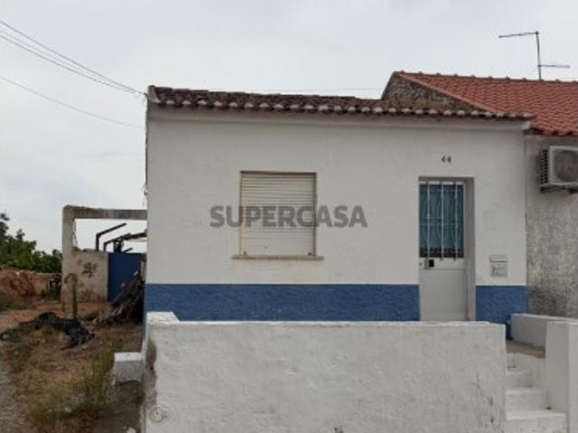 Moradia Térrea para Recuperar com Logradouro e Excelente Potencial