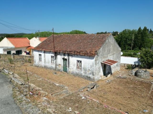 Moradia térrea para recuperar no Ameal Torres Vedras
