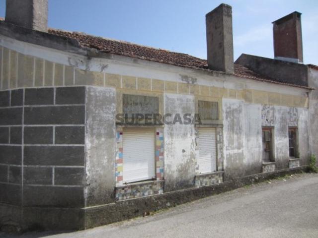 Moradia Térrea para reabilitar em Tavarede