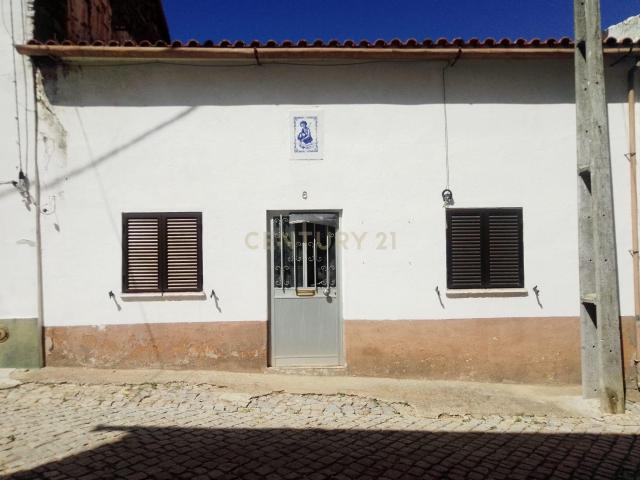 Moradia Terrea para remodelação com Terraço