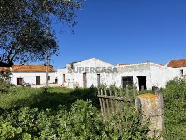 Moradia térrea para renovação, na Azóia, Sesimbra, em lote de 563 m2, excelente exposição solar, zona sessegada e perto do mar