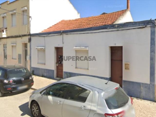 MORADIA TÉRREA POR RECUPERAR EM TERRENO DE 165M2 MONTIJO