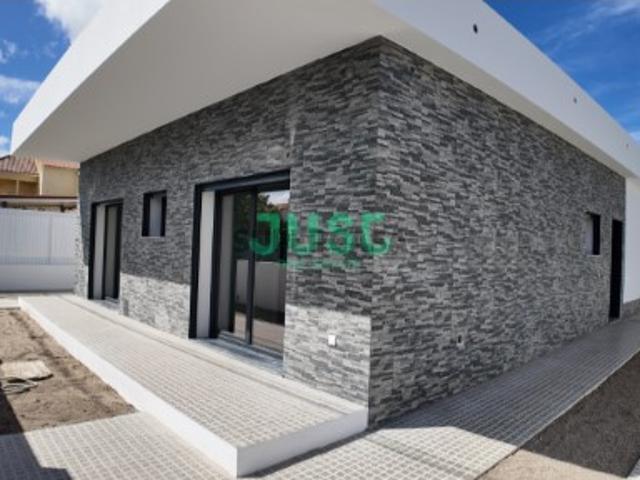 Moradia térrea, pronta, isolada, T3+1, com 2 suítes em Fernão Ferro