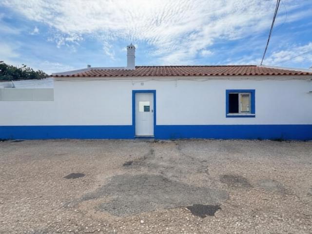 Moradia Térrea Remodelada no Coração de Odiáxere – Tranquilidade e Conforto