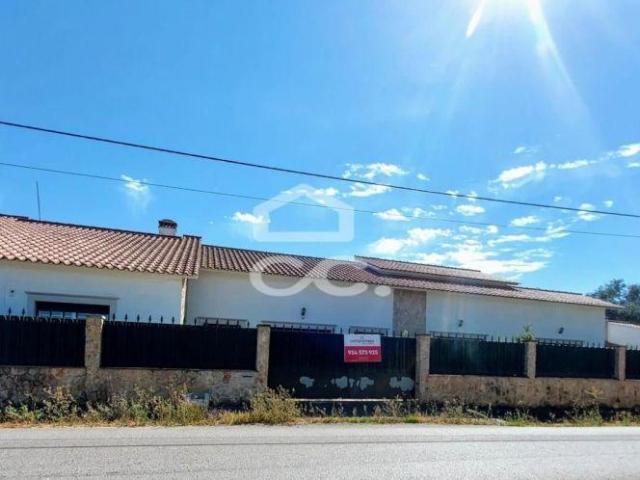 Moradia tipologia T4, localizada em Carrazede Tomar, com garagens, arrumos e logradouro | 26064063262