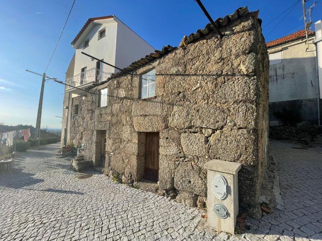 Moradia típica em granito com dois pisos e terreno em Seia Guarda