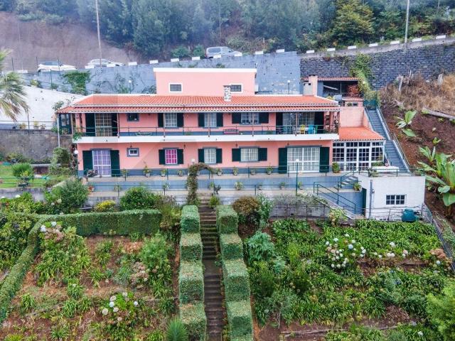 Moradia Típica na Eira do Serrado – 2300 m² área total de Ch. 214m² Santo António Funchal