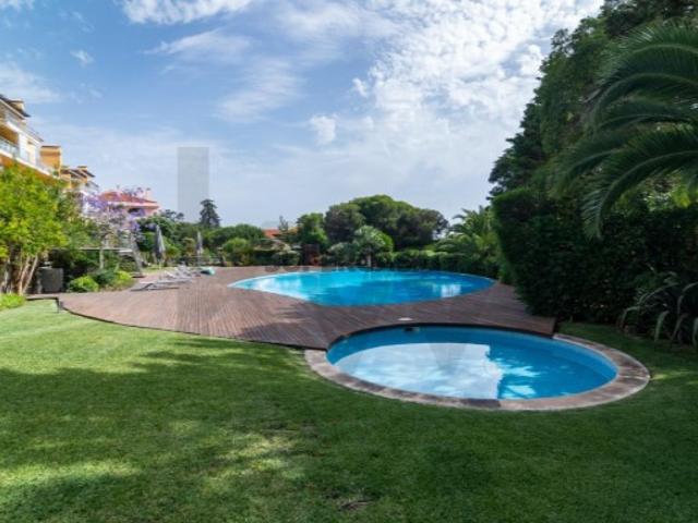 Moradia totalmente remodelada com vista mar em condomínio de luxo no Estoril obra em acabamentos