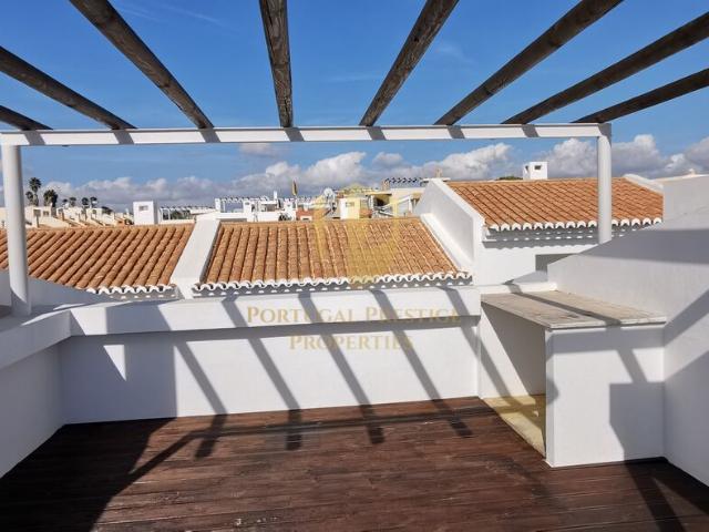 Moradia totalmente renovada com muita luz natural devido á sua original arquitetura no Carvoeiro