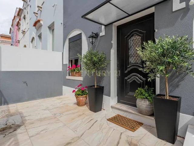 Moradia totalmente renovada no coração de Lisboa, com 4 suites