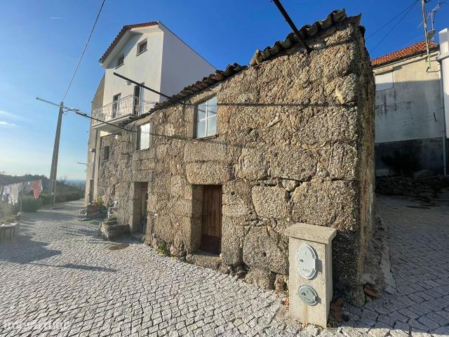 Moradia tpica em granito com dois pisos e terreno em Seia Guarda