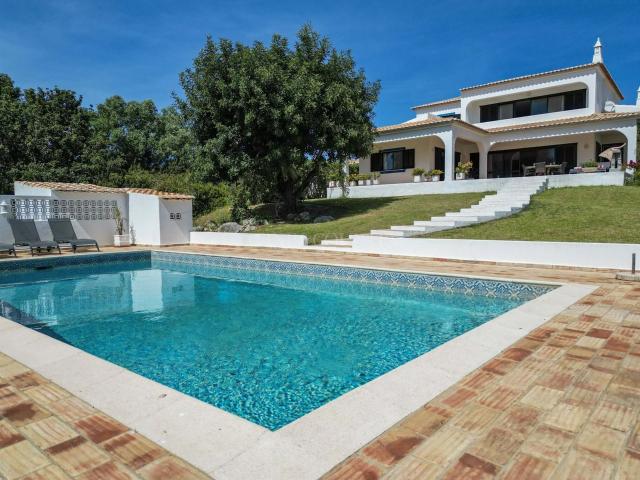 Moradia tranquila de 3 quartos em amplo terreno privado pert. 387m² Lagoa e Carvoeiro