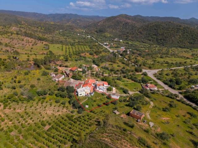 Moradia Tradicional Algarvia com Anexo e Terreno Amplo em Casa Branca, Salir