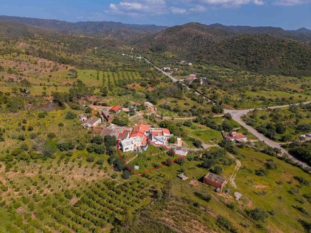 Moradia Tradicional Algarvia com Anexo e Terreno Amplo em Casa Branca, Salir