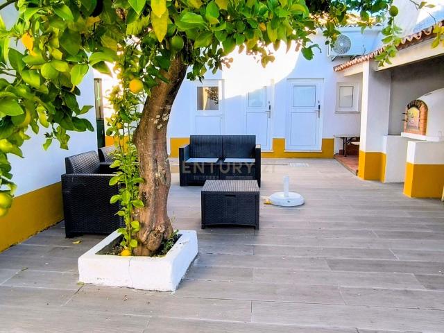 Moradia tradicional alentejana remodelada, com piscina de água salgada