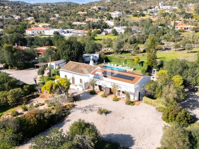 Moradia Tradicional com 6 Quartos, Piscina e Terreno de 6.43. 323m² Boliqueime