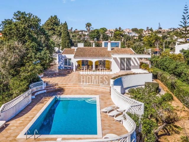 Moradia Tradicional com Piscina e Anexo Contemporâneo Deslum. 200m² Luz