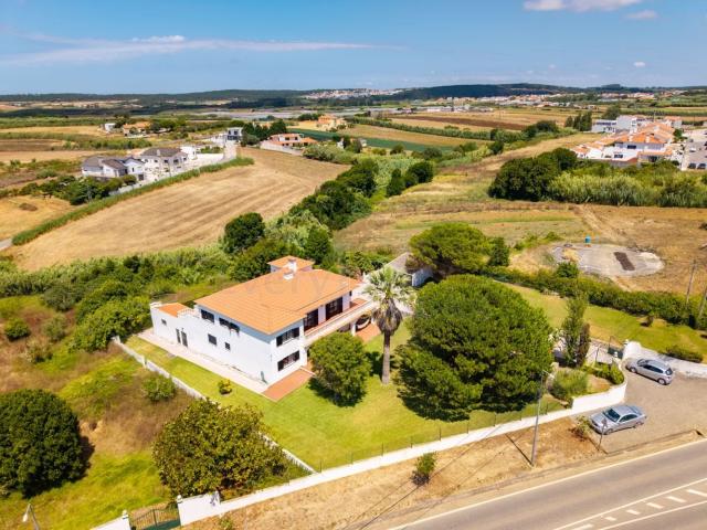 Moradia Tradicional Portuguesa T5 com Vista Mar e Terreno de. 320m² Peniche