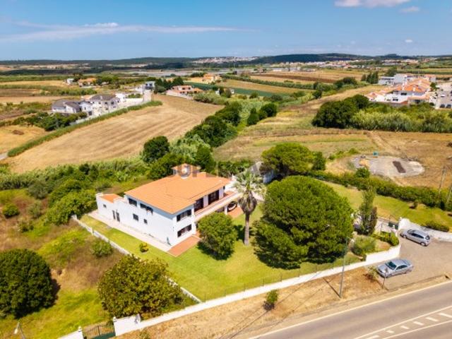 Moradia Tradicional Portuguesa T5 com Vista Mar e Terreno de 5.020 m² | Atouguia da Baleia