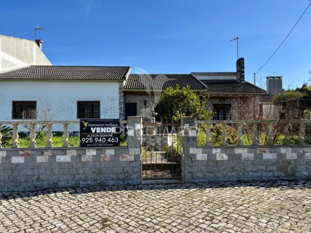Moradia tradicional situada em A dos Francos