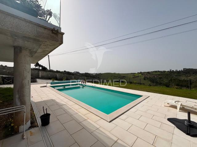 Moradia tradicional T4 com piscina e vista desafogada sobre o campo no Carvalhal Benfeito