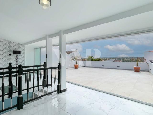 Moradia Tradicional V3+1 Totalmente Renovada com Piscina Privada, Rooftop e Acabamentos de Luxo no Centro de Pêra