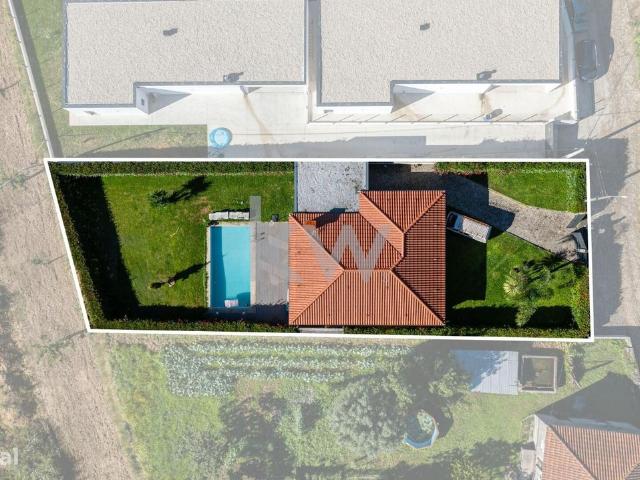 Moradia Trrea com Piscina, inserida em lote de 950m2 em Alfornelos, P