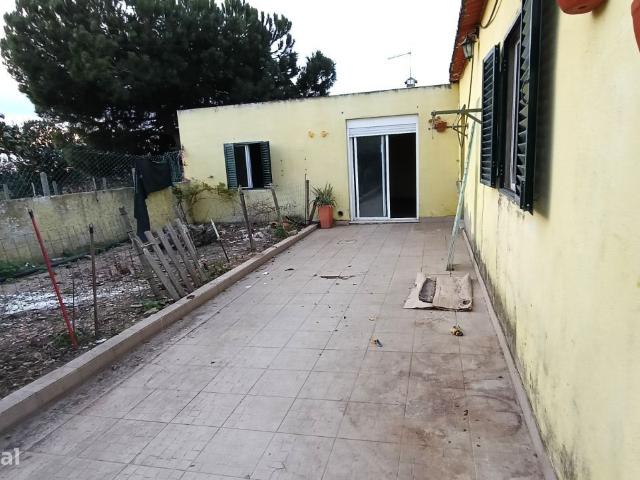 Moradia trrea com quintal e Garagem inserida num lote de 300 m2