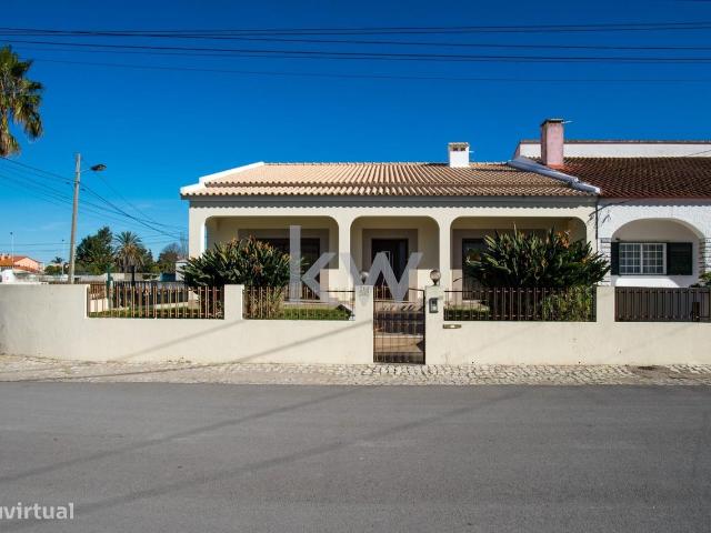 Moradia Trrea T4 com Piscina, Garagem e Jardim, Sarilhos Grandes, Mon