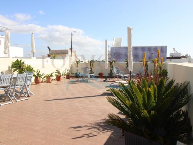 Moradia Única na Fuzeta: Charme Tradicional com um Fantástico Terraço de 137 m²