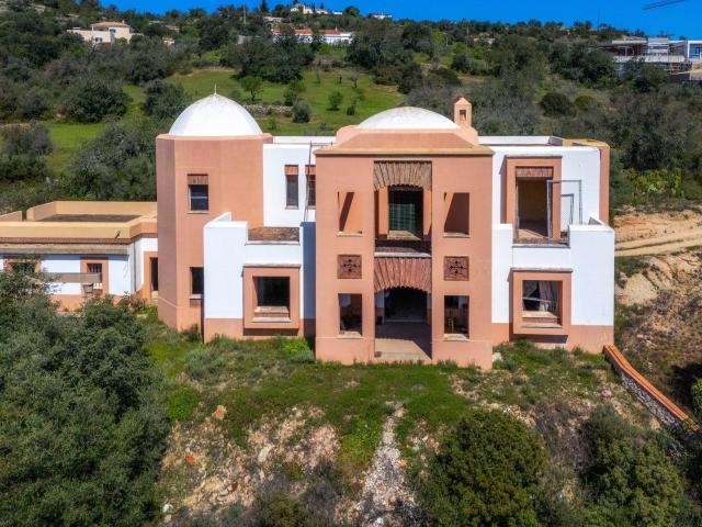 Moradia Única de Estilo Mediterrâneo