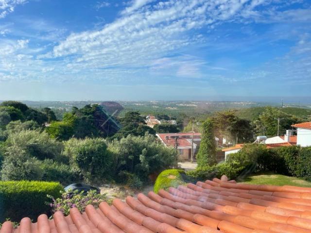 Moradia única e cheia de charme na Malveira da Serra, com vista panorâmica sobre Cascais, a Serra e o Mar, contando ainda com duas piscinas que elevam a experiência de conforto e exclusividade