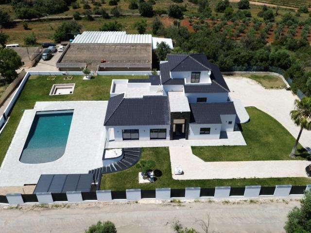 Moradia única situada numa zona calma a 9km das praias de Al. 1108m² Albufeira e Olhos de Água
