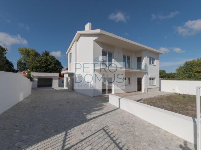 Moradia Unifamilar T4, Centro, Marinha Grande, Totalmente Re. 220m² Marinha Grande