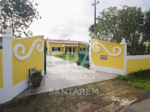 Moradia Unifamiliar com Piscina Garagem e Anexos
