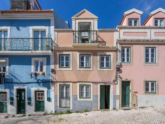 Moradia unifamiliar de 3 pisos com 2 Quartos, 2 WCs e 135m2 ABP