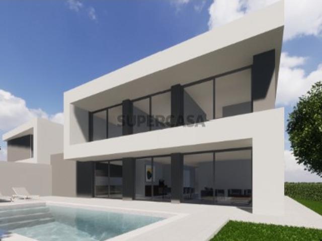 Moradia Unifamiliar em Banda com Piscina e Garagem