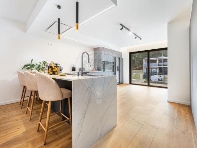 Moradia unifamiliar, em banda e de arquitetura moderna de ti. 0m² Arca e Ponte de Lima