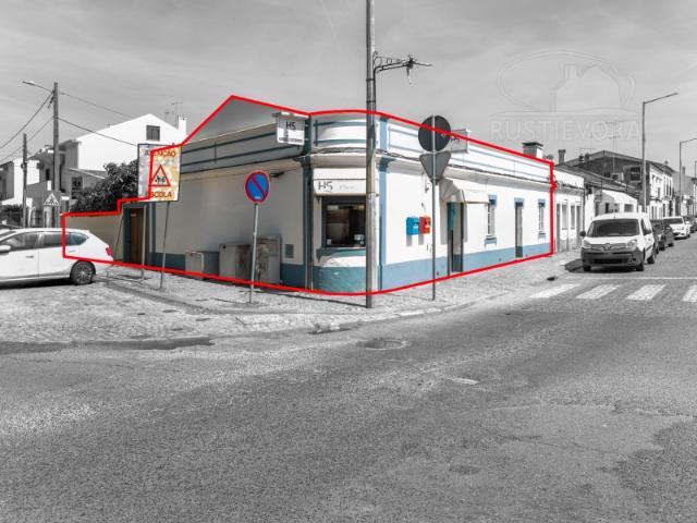 Moradia Unifamiliar r/chão com T4, 3 anexos no quintal e com acesso automóvel
