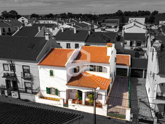 Moradia Unifamiliar T4 c/ Garagem, Quintal e Terraço no Bairro da Casinha