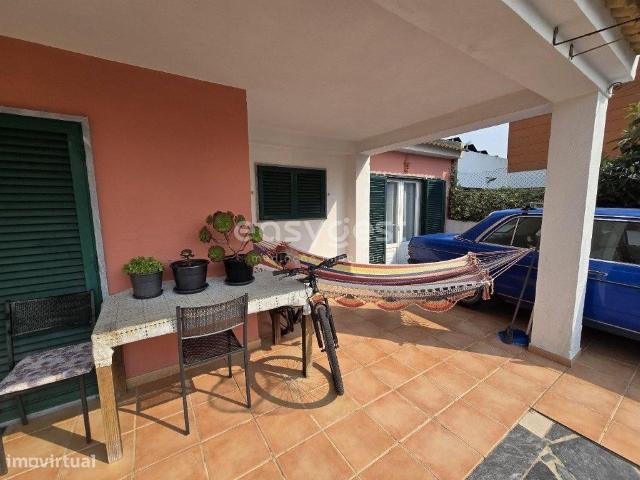 Moradia Unifamiliar T2+2 com 2 pisos, com jardim localizada em Corr.