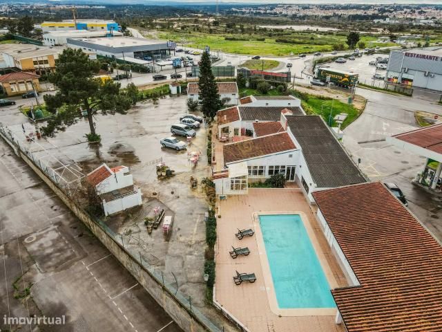Moradia Unifamiliar T2 + 4 Estudios Com Piscina e Restaurante